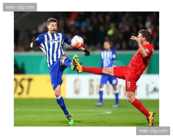 特写：雨战中，弗赖堡门将的长传直接助攻队友得分