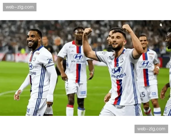 消息：里昂主场对阵摩纳哥，场边广告牌首次实现根据转播地区智能切换内容。