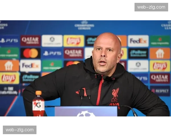 埃基蒂克无对抗情况下倒地，被担架抬离安菲尔德球场